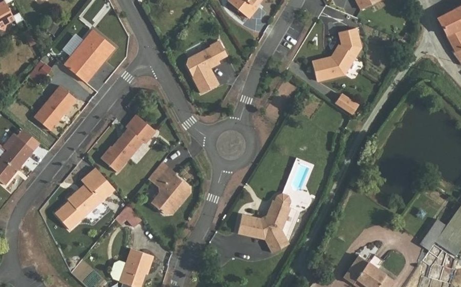 Vue aérienne du Rond-point anonyme n°58724044