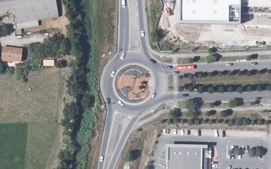 Vue aérienne du Rond-point anonyme n°587439543