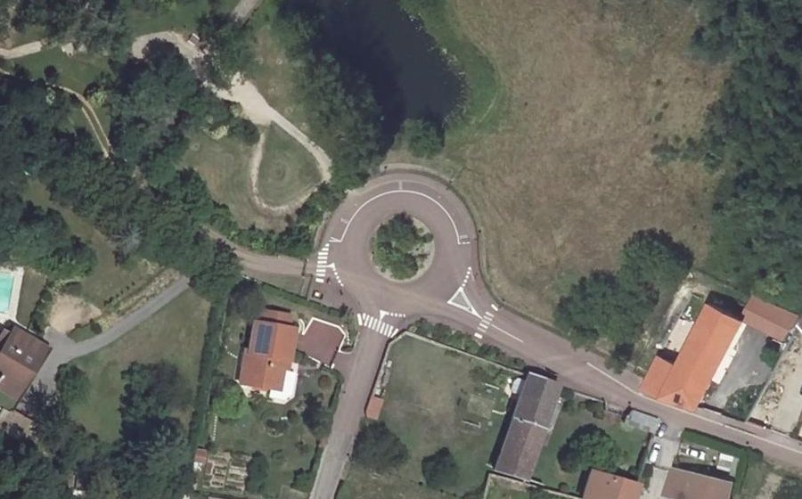 Vue aérienne du Rond-point anonyme n°587442049