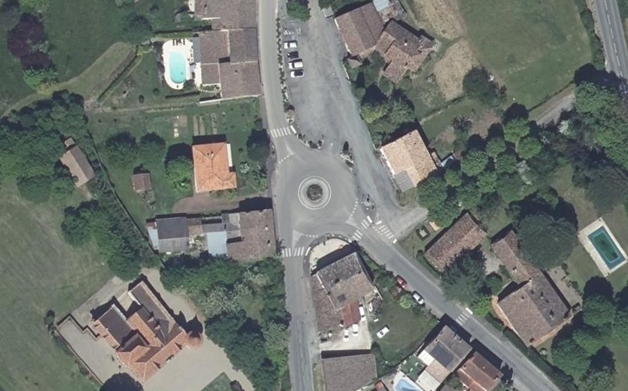 Vue aérienne du Rond-point anonyme n°587450524