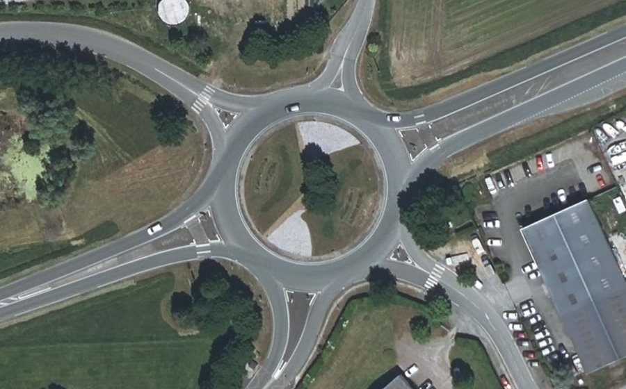 Vue aérienne du Rond-point anonyme n°587451333