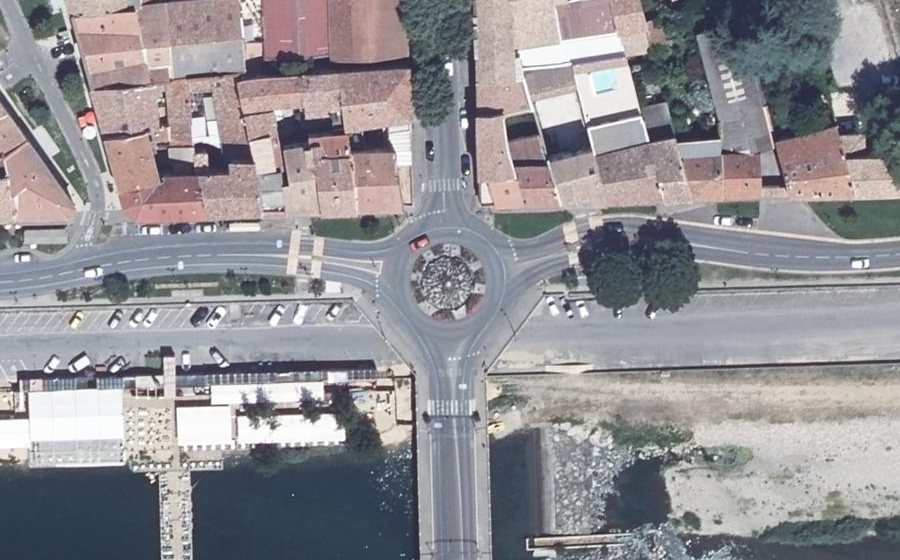Vue aérienne du Rond-point anonyme n°587514162