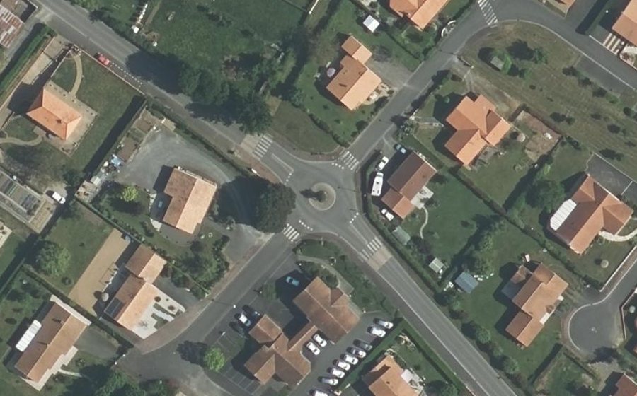 Vue aérienne du Rond-point anonyme n°58756725