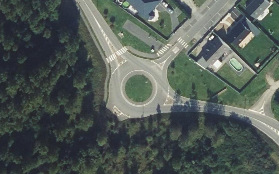 Vue aérienne du Rond-point anonyme n°587573415