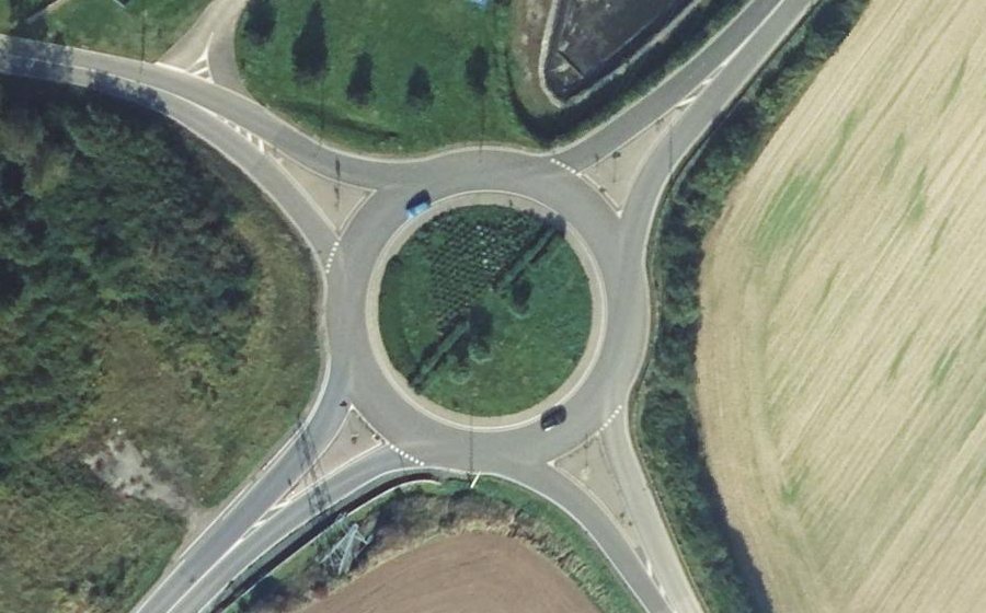 Vue aérienne du Rond-point anonyme n°587573451