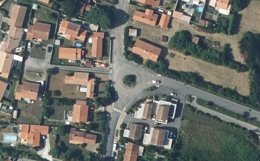 Vue aérienne du Rond-point anonyme n°587695348