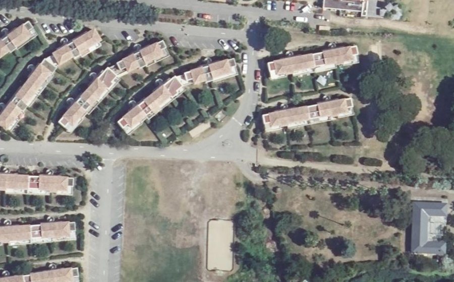 Vue aérienne du Rond-point anonyme n°587725361