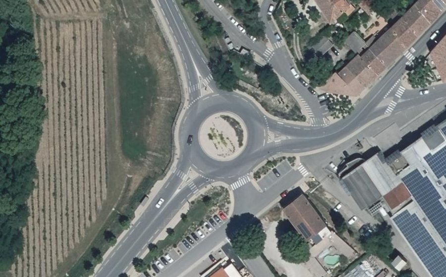 Vue aérienne du Rond-point anonyme n°587928055
