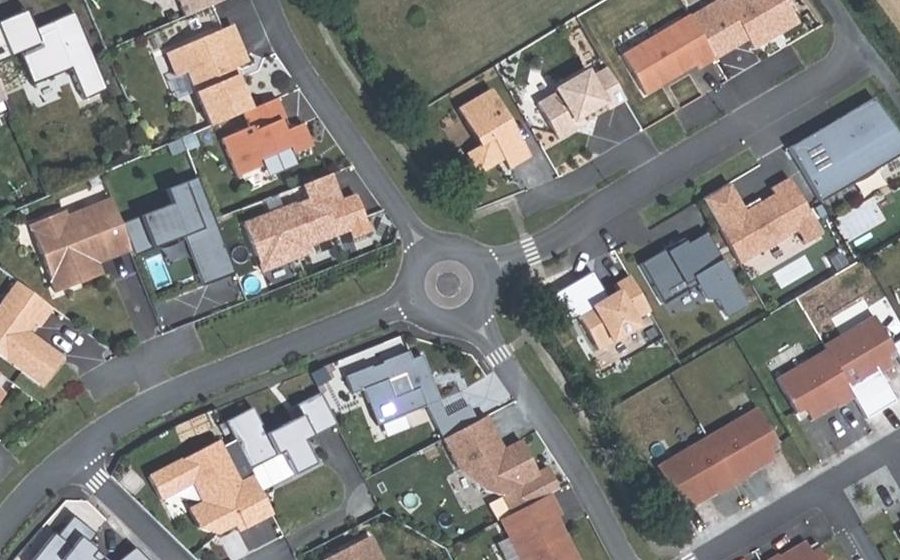 Vue aérienne du Rond-point anonyme n°588613547
