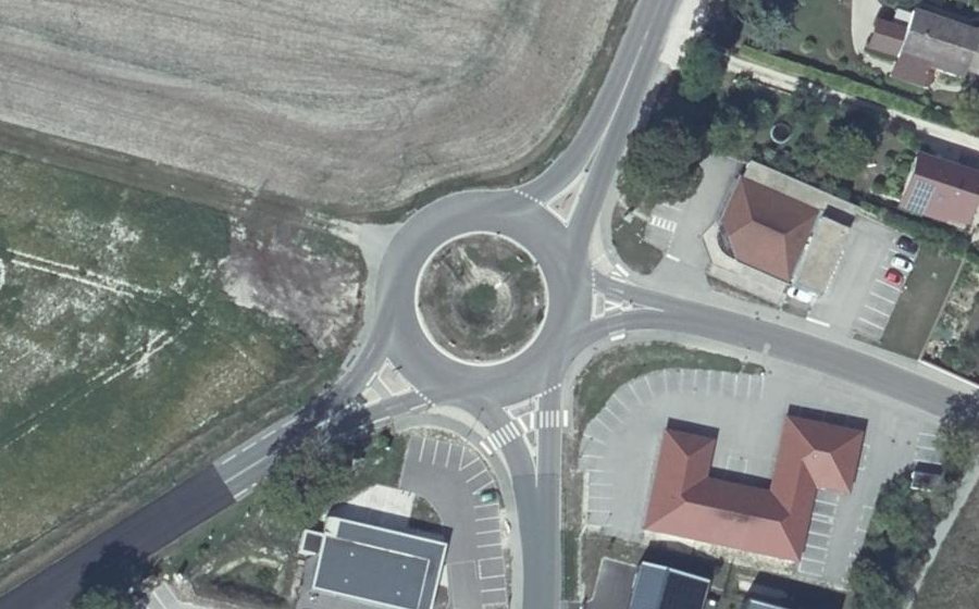 Vue aérienne du Rond-point anonyme n°588674288