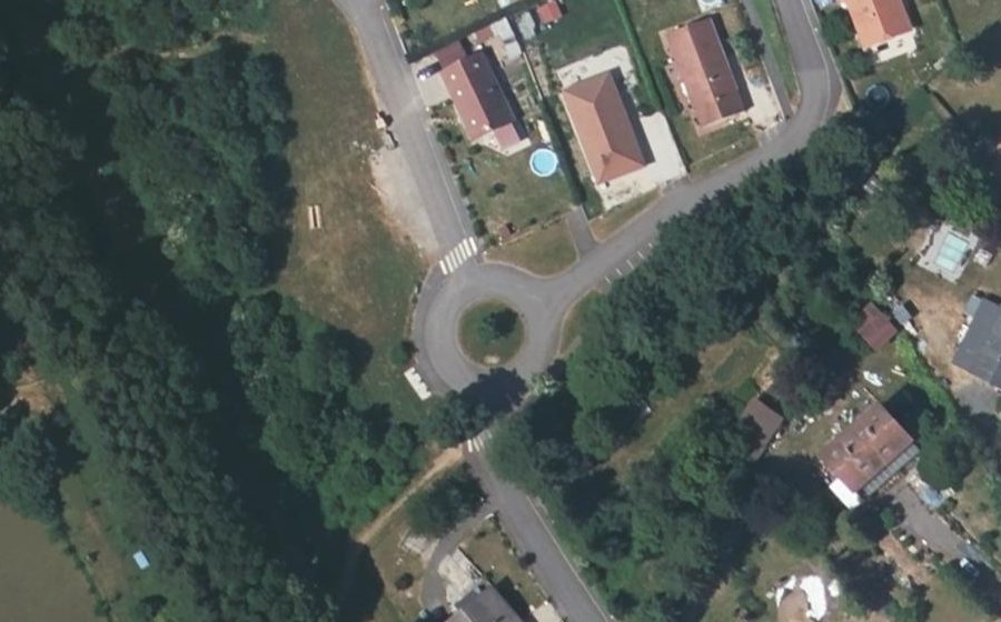 Vue aérienne du Rond-point anonyme n°588796380