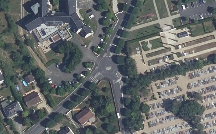 Vue aérienne du Rond-point anonyme n°588895300
