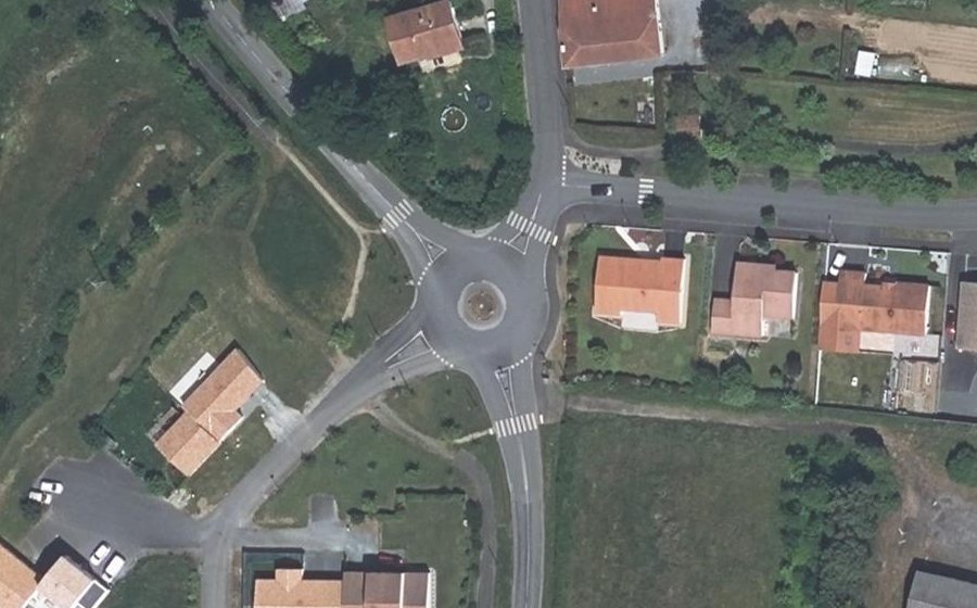Vue aérienne du Rond-point anonyme n°589399666