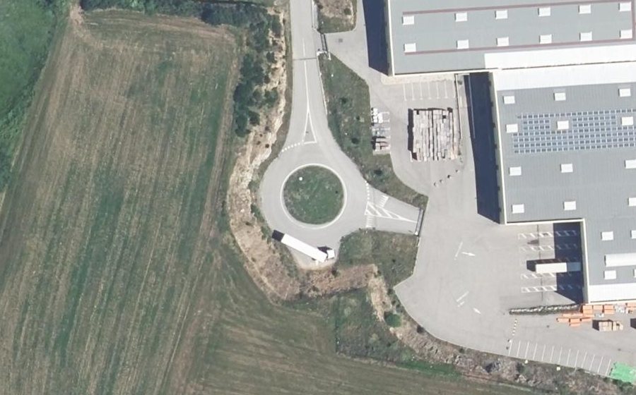 Vue aérienne du Rond-point anonyme n°589401868