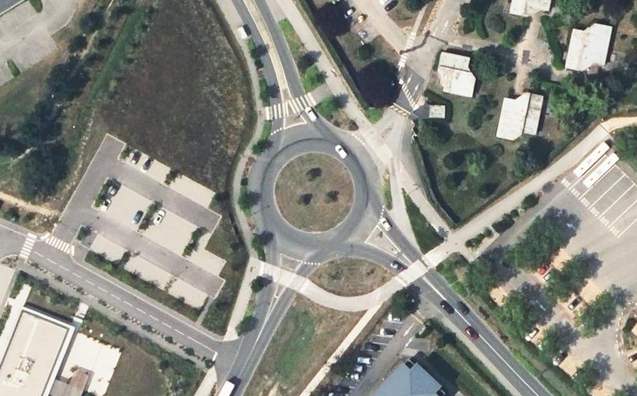 Vue aérienne du Rond-point anonyme n°589458259