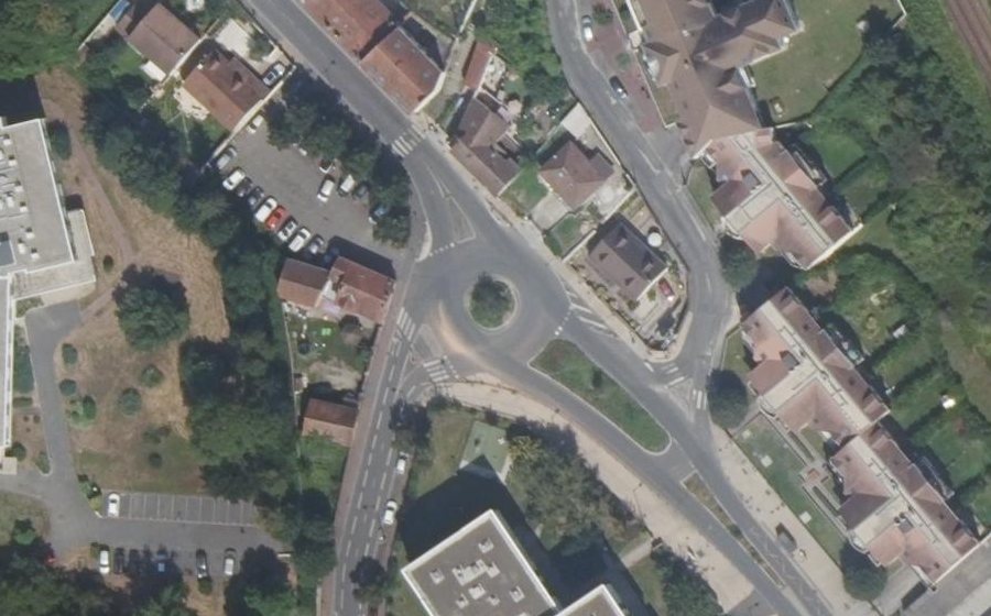 Vue aérienne du Rond-point anonyme n°589483001