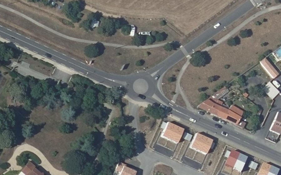 Vue aérienne du Rond-point anonyme n°589650029