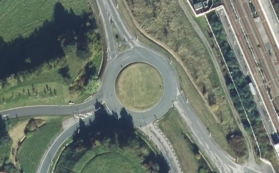 Vue aérienne du Rond-point anonyme n°589699488