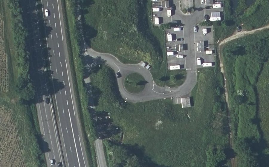 Vue aérienne du Rond-point anonyme n°590397439