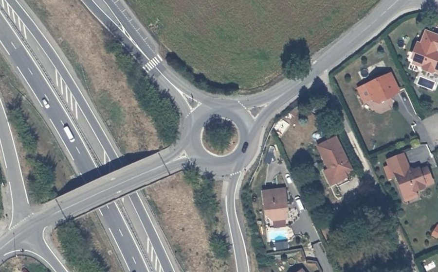 Vue aérienne du Rond-point anonyme n°590528257