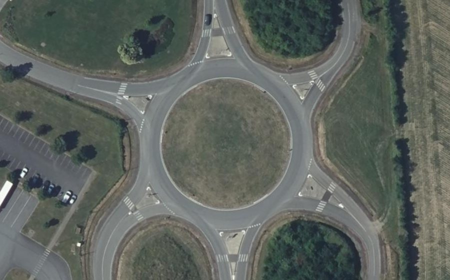 Vue aérienne du Rond-point anonyme n°590735087