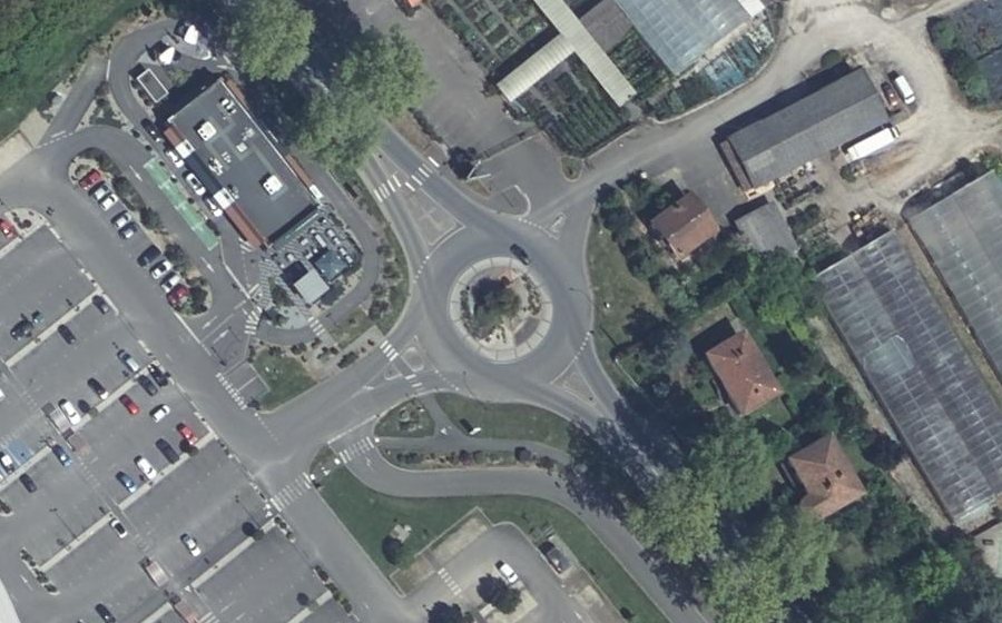 Vue aérienne du Rond-point anonyme n°591181429