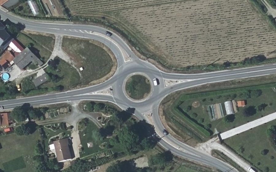 Vue aérienne du Rond-point anonyme n°591273418
