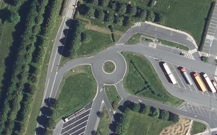 Vue aérienne du Rond-point anonyme n°591329368