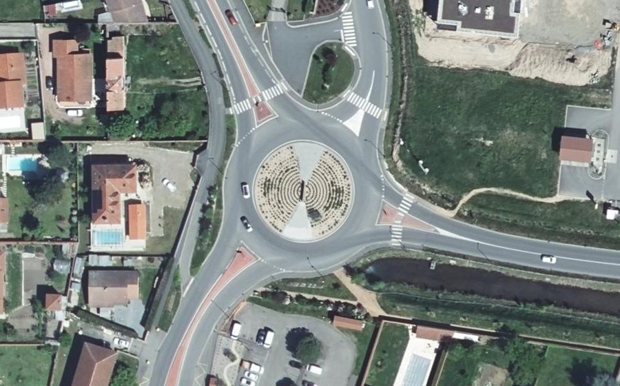 Vue aérienne du Rond-point anonyme n°591366458