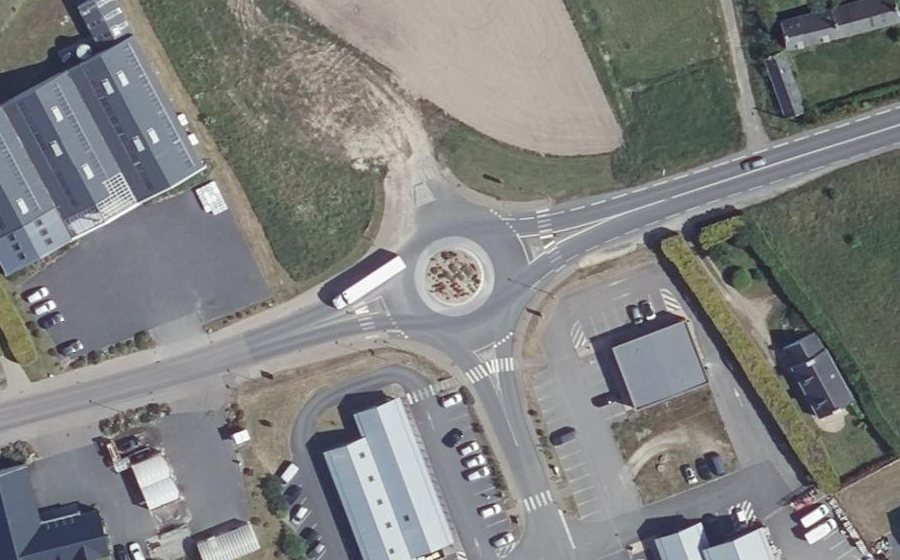 Vue aérienne du Rond-point anonyme n°591533567