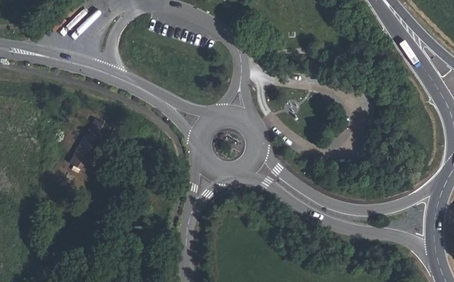 Vue aérienne du Rond-point anonyme n°591846525