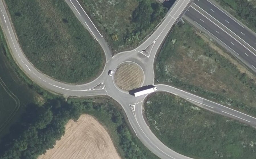 Vue aérienne du Rond-point anonyme n°591848301