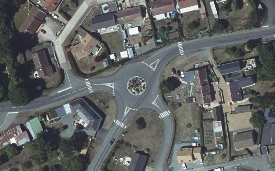 Vue aérienne du Rond-point anonyme n°591996491