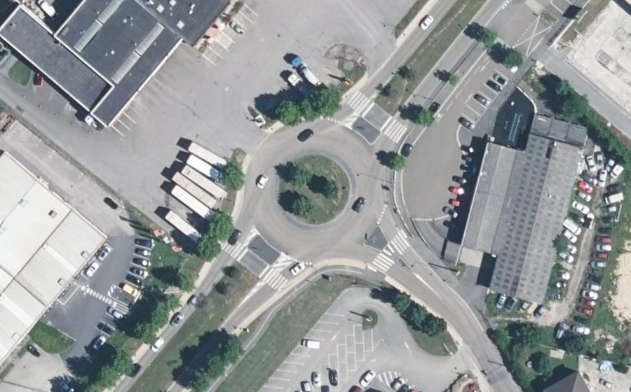 Vue aérienne du Rond-point anonyme n°592082320