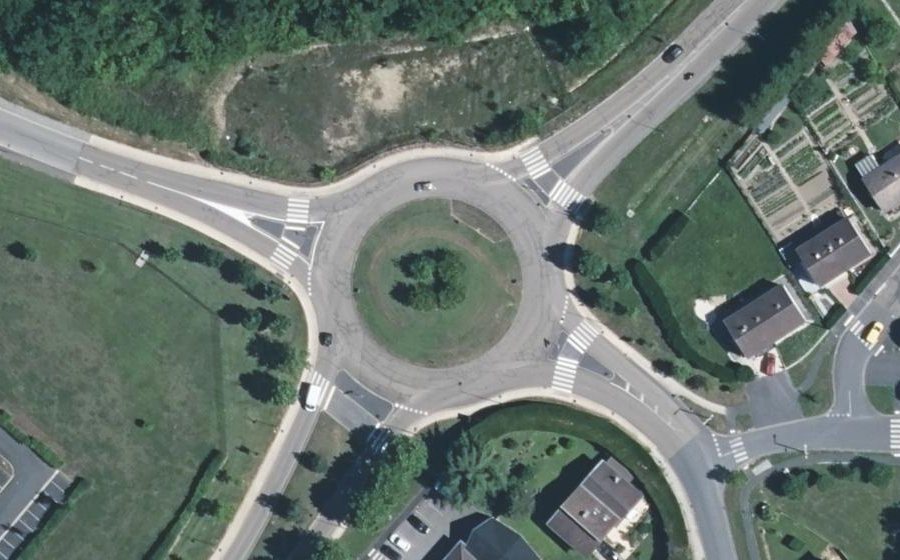 Vue aérienne du Rond-point anonyme n°592082327