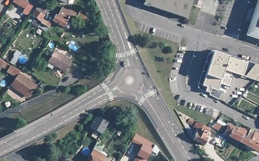 Vue aérienne du Rond-point anonyme n°592082335