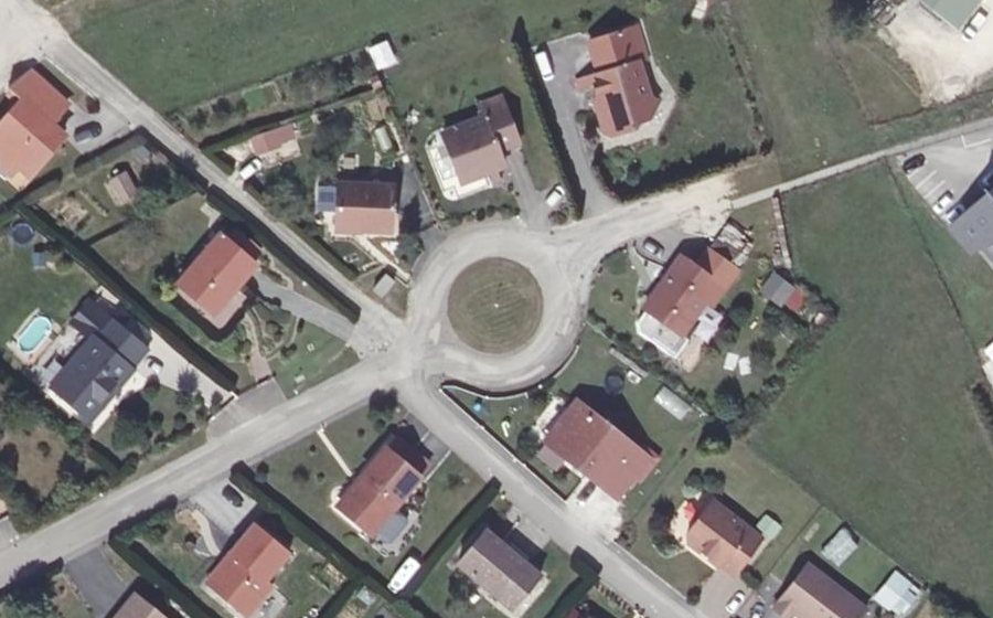 Vue aérienne du Rond-point anonyme n°592197032