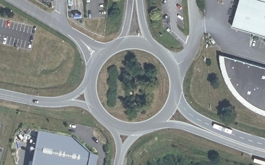 Vue aérienne du Rond-point anonyme n°592570427