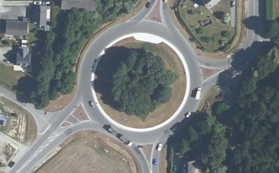 Vue aérienne du Rond-point anonyme n°593690332