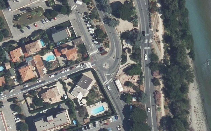 Vue aérienne du Rond-point anonyme n°59381073