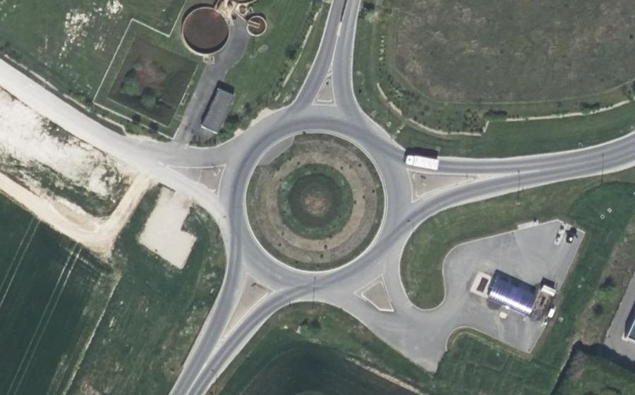 Vue aérienne du Rond-point anonyme n°593891679