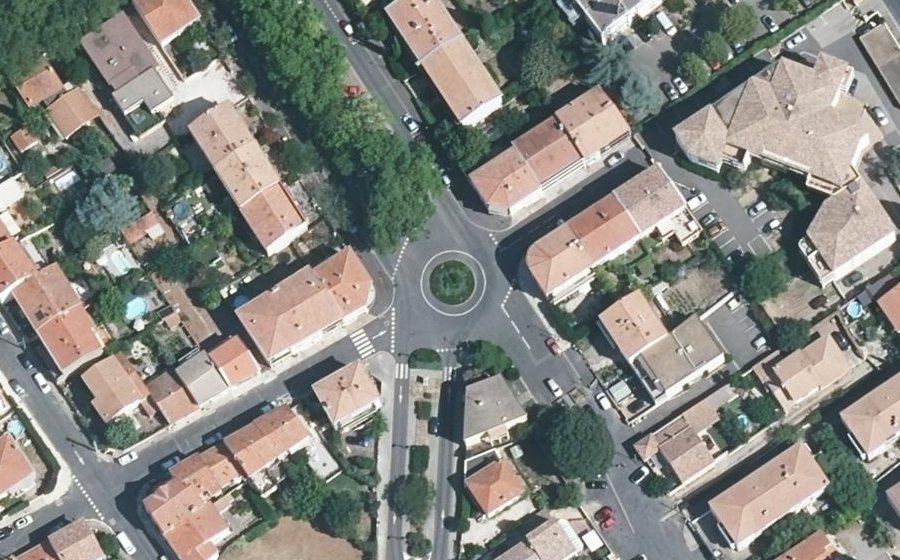 Vue aérienne du Rond-point anonyme n°593941340