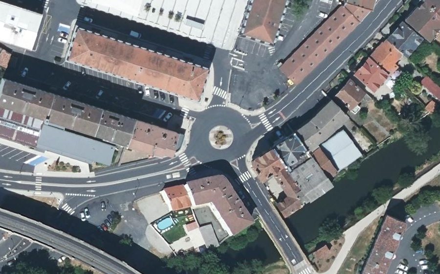 Vue aérienne du Rond-point anonyme n°593953407