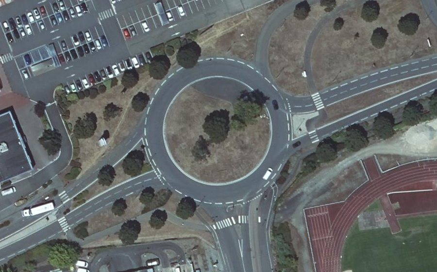 Vue aérienne du Rond-point anonyme n°594133221