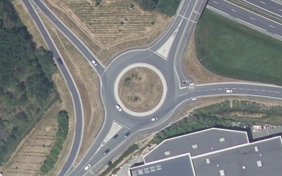 Vue aérienne du Rond-point anonyme n°594185236