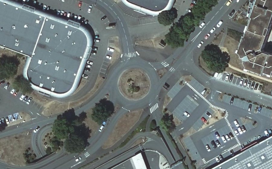 Vue aérienne du Rond-point anonyme n°594230661