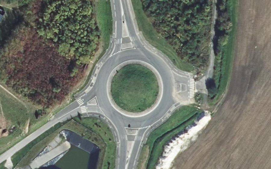 Vue aérienne du Rond-point anonyme n°594309373