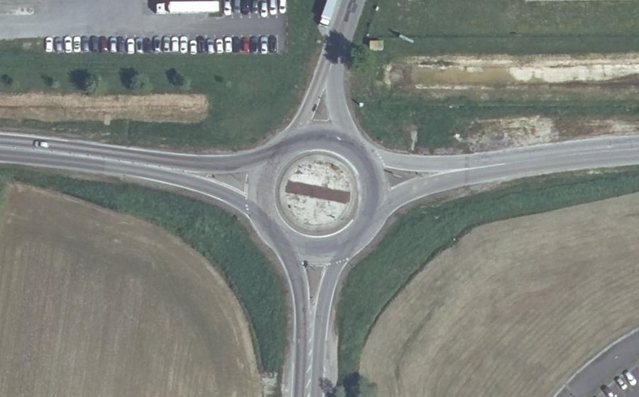 Vue aérienne du Rond-point anonyme n°594457639