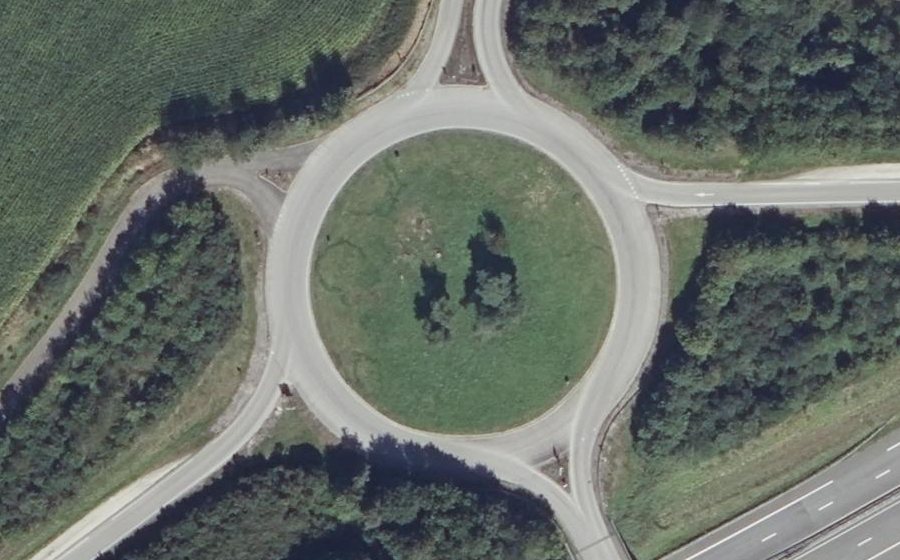 Vue aérienne du Rond-point anonyme n°594515068