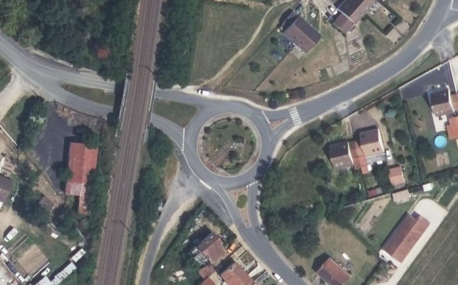Vue aérienne du Rond-point anonyme n°59471212